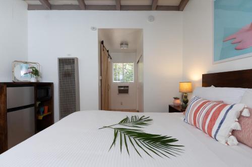 Katil atau katil-katil dalam bilik di Float Palm Springs - Adults Only