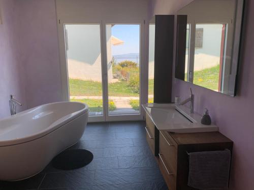 Ett badrum på Villa au bord du lac de Morat avec vue imprenable