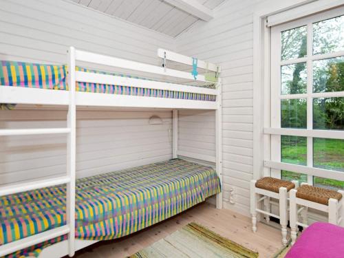 ハザスレウにあるTwo-Bedroom Holiday home in Holbæk 1の白い部屋のベッドルーム1室(二段ベッド付)