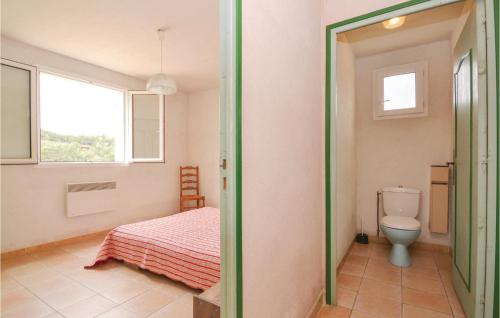 Salle de bains dans l'établissement 3 Bedroom Stunning Home In Bdoin