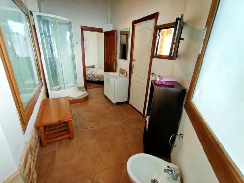 Baño pequeño con lavabo y aseo en Apartamento Aymara de StarApsTenerife, en Sauzal
