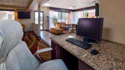 Televisyen dan/atau pusat hiburan di Best Western Thunderbird Motel