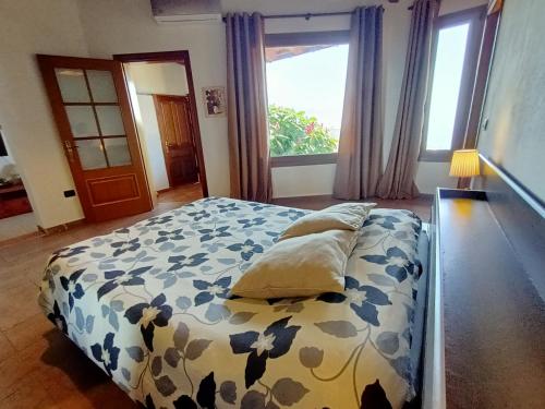 a bedroom with a bed and a large window at Apartamento Drago de StarApsTenerife in Sauzal