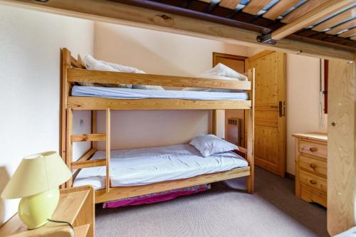 a bunk bed room with two bunk beds at Appartement de 2 chambres avec jardin amenage a Bolquere in Bolquere Pyrenees 2000