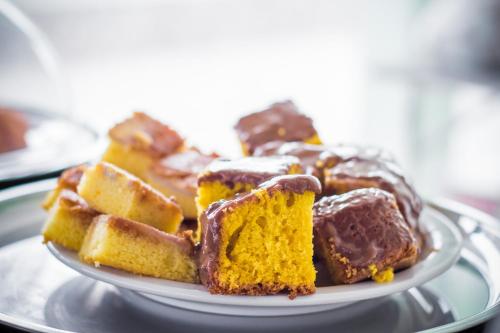 een bord met een stuk chocoladewafel bij Pousada Pesque Park in Boracéia
