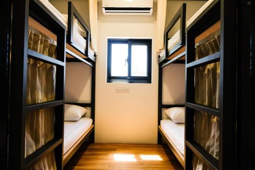 a room with two bunk beds and a window at 台灣潛水綠島店 Green Island Dive in Green Island