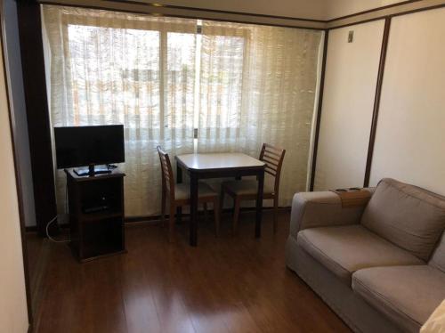 ein Wohnzimmer mit einem Tisch und einem Sofa in der Unterkunft Apartamento no itaim bibi 264 localização perfeita in São Paulo