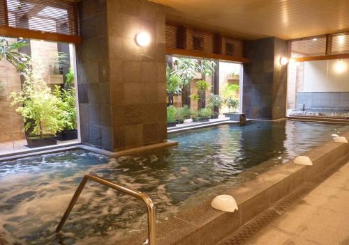 Bazén v ubytování Nishitetsu Hotel Croom Hakata nebo v jeho okolí