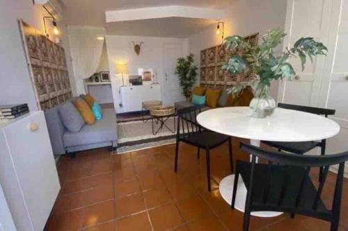 cocina y sala de estar con mesa y sillas en Apartamento Rocio Donaña Matalascañas en El Rocío