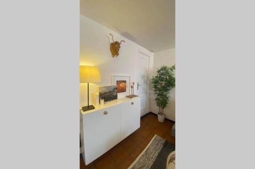 a living room with white cabinets and a plant at Casa Luz del Rocío Refugio con alma a 8 minutos de la Ermita in El Rocío