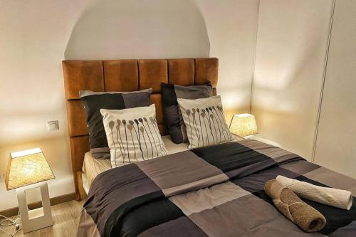 a bedroom with a large bed with pillows at Le cottage GAMA Suisse Normande in Cesny-Bois-Halbout