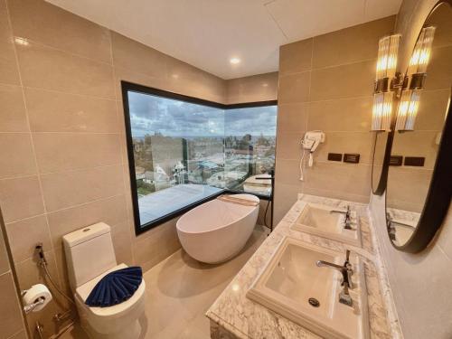 Ένα μπάνιο στο Room Actually Service Apartment