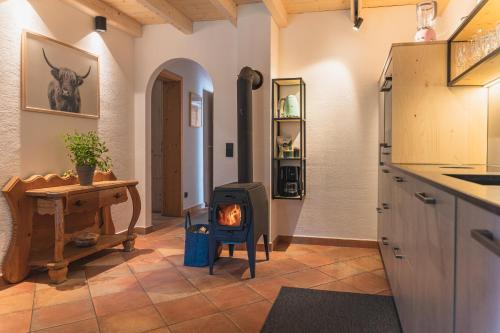 Una cocina o cocineta en Dorfchalets & Apartments - in Kaprun centre including FREE entry Tauern Spa and Summer Card