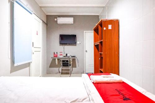 Giường trong phòng chung tại RedDoorz @ Citraland Surabaya