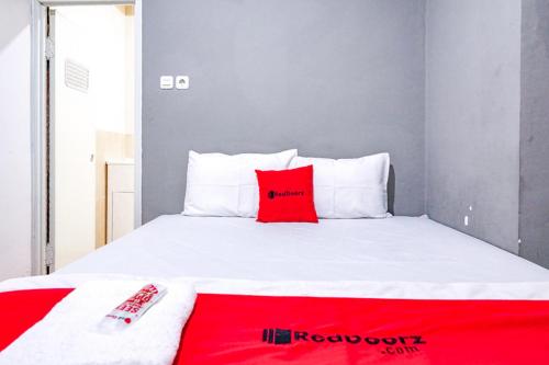 Ένα ή περισσότερα κρεβάτια σε δωμάτιο στο RedDoorz @ Citraland Surabaya