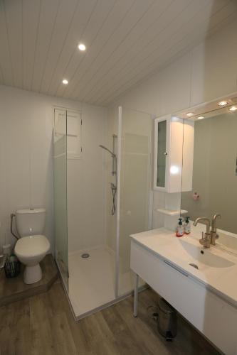 Ένα μπάνιο στο Appartement au calme à 15 minutes de Sartène