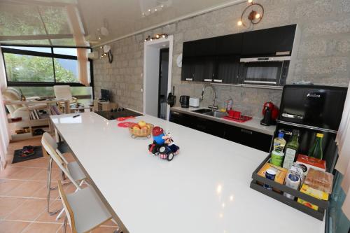 - une cuisine avec un comptoir blanc dans une pièce dans l'établissement Appartement au calme à 15 minutes de Sartène, à Foce