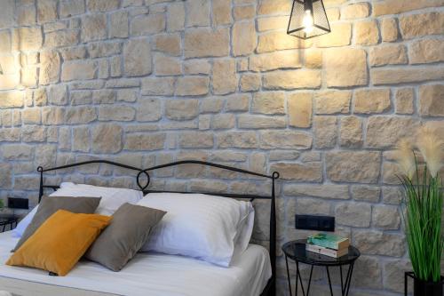 Ένα ή περισσότερα κρεβάτια σε δωμάτιο στο TEONA Luxury Studio Apartment with jacuzzi and terrace sea view