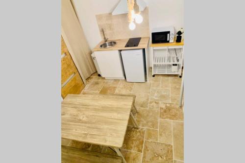 uma pequena cozinha com um balcão e um lavatório em studio centre de Hyeres ( 4 personnes ) em Hyères