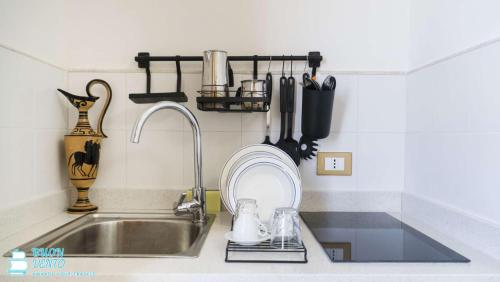 a kitchen counter with a sink and a mixer at La Marea in Castro di Lecce