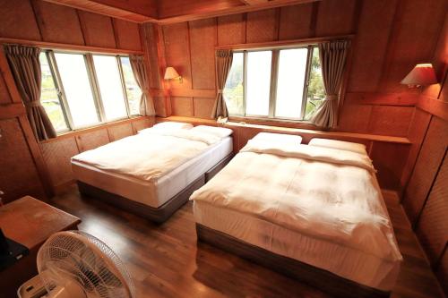 Ein Bett oder Betten in einem Zimmer der Unterkunft Fenchihu Hotel