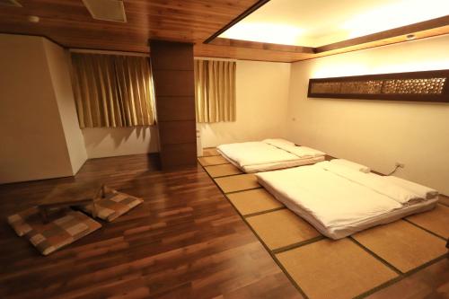 Katil atau katil-katil dalam bilik di Fenchihu Hotel