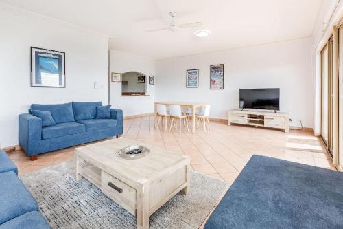 Televisyen dan/atau pusat hiburan di Canal Rocks Beachfront Apartments