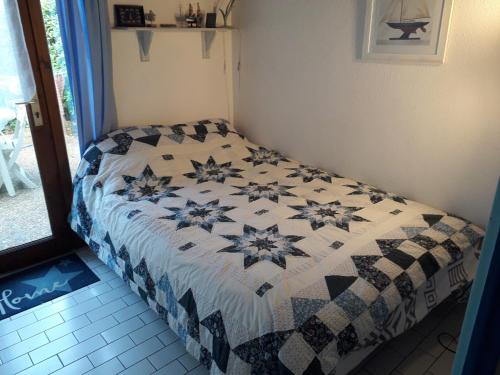 Ce lit se trouve dans un dortoir doté d'une couette. dans l'établissement AGREABLE VILLA DANS LA MARINA AVEC PISCINE, à Saint-Cyprien