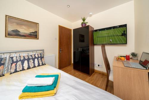 Säng eller sängar i ett rum på F5 Private Double Room (Sandycroft Guest House)