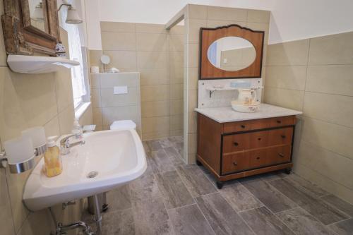 a bathroom with a sink and a mirror at Kurvilla am Park in Bad Kissingen
