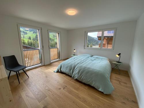 シュヴァルツゼーにあるHorizon 5の白いベッドルーム(ベッド1台、窓2つ付)
