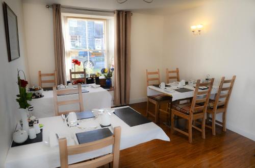 A restaurant or other place to eat at Abbotsford B&B 