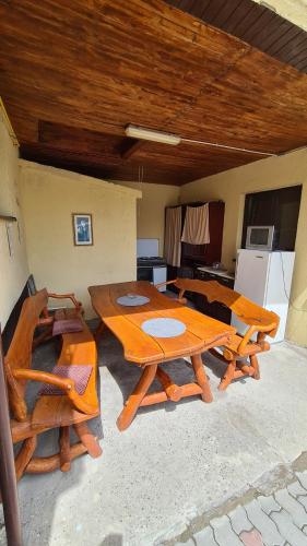 una mesa de madera y sillas en una habitación en Pensiunea Vlad en Arad