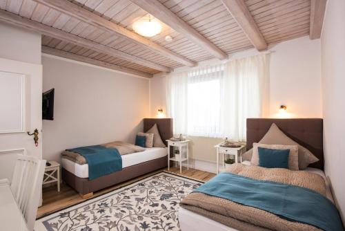 1 dormitorio con 2 camas y ventana en Landgasthof zur Sonne, en Dilinga