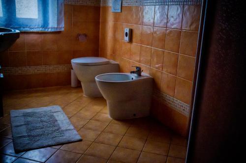 a bathroom with a toilet and a tub and a sink at Il Casale di David in Pontedera