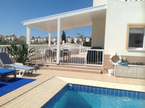 Bazén v ubytování Villa Garmar CTO Approved 4487 nebo v jeho okolí