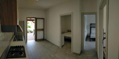 ein leeres Zimmer mit einer Küche und einem Schlafzimmer in der Unterkunft Oriental Park in Rossano