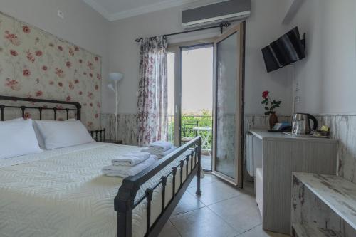 een slaapkamer met een bed met handdoeken erop bij Pegasus Rooms in Korinthos