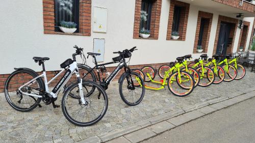 eine Reihe von Fahrrädern, die neben einem Gebäude geparkt sind in der Unterkunft Penzion V Pohádce in Velké Pavlovice