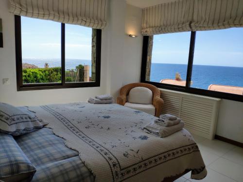 Schlafzimmer mit einem Bett und Meerblick in der Unterkunft Girbal Terrace in Tossa de Mar
