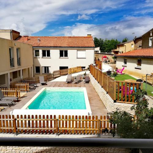 une piscine au sommet d'une maison dans l'établissement Les gîtes du Thouet, à Saint-Loup-Lamairé