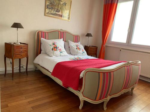 une chambre avec un lit avec une couverture rouge dans l'établissement Le coucher de soleil - face mer avec terrasse, à Wimereux