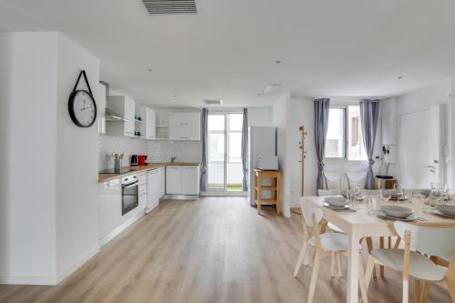une cuisine et une salle à manger avec une table et des chaises dans l'établissement Magnifique T5 - 12pers - Balcon et Vieux-Port, à Marseille