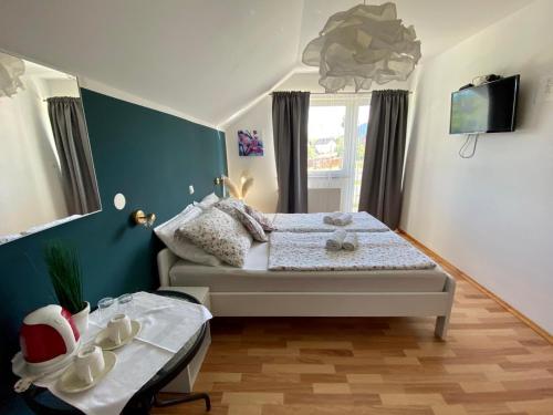 een kleine slaapkamer met een bed en een raam bij House Antonia in Grabovac