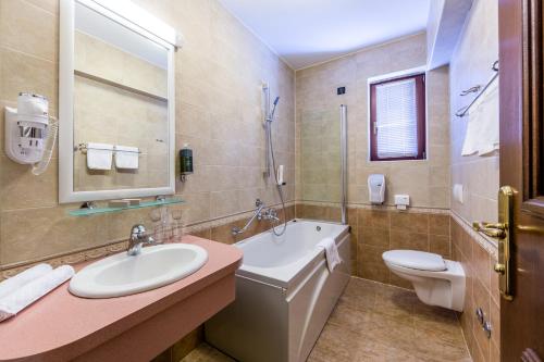 Hotel Bitoraj Fužineにあるバスルーム