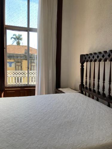a bedroom with a bed and a window at Hospedaria Boavista in Porto