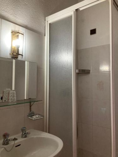 y baño con lavabo y ducha. en Hospedaria Boavista, en Oporto