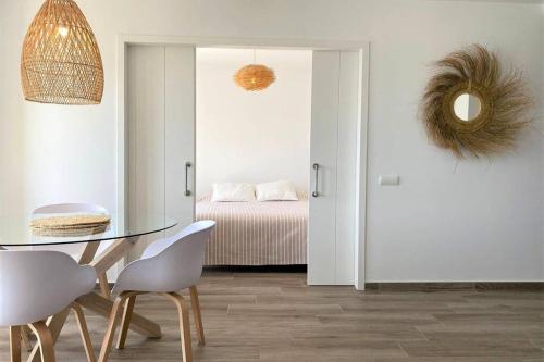 Postel nebo postele na pokoji v ubytování PASSEIG II - Apartment in Cadaqués center with sea views