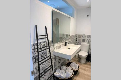 Koupelna v ubytování PASSEIG II - Apartment in Cadaqués center with sea views