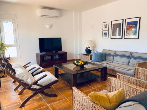 Ruang duduk di La Perla de Frigiliana Suites & Villa